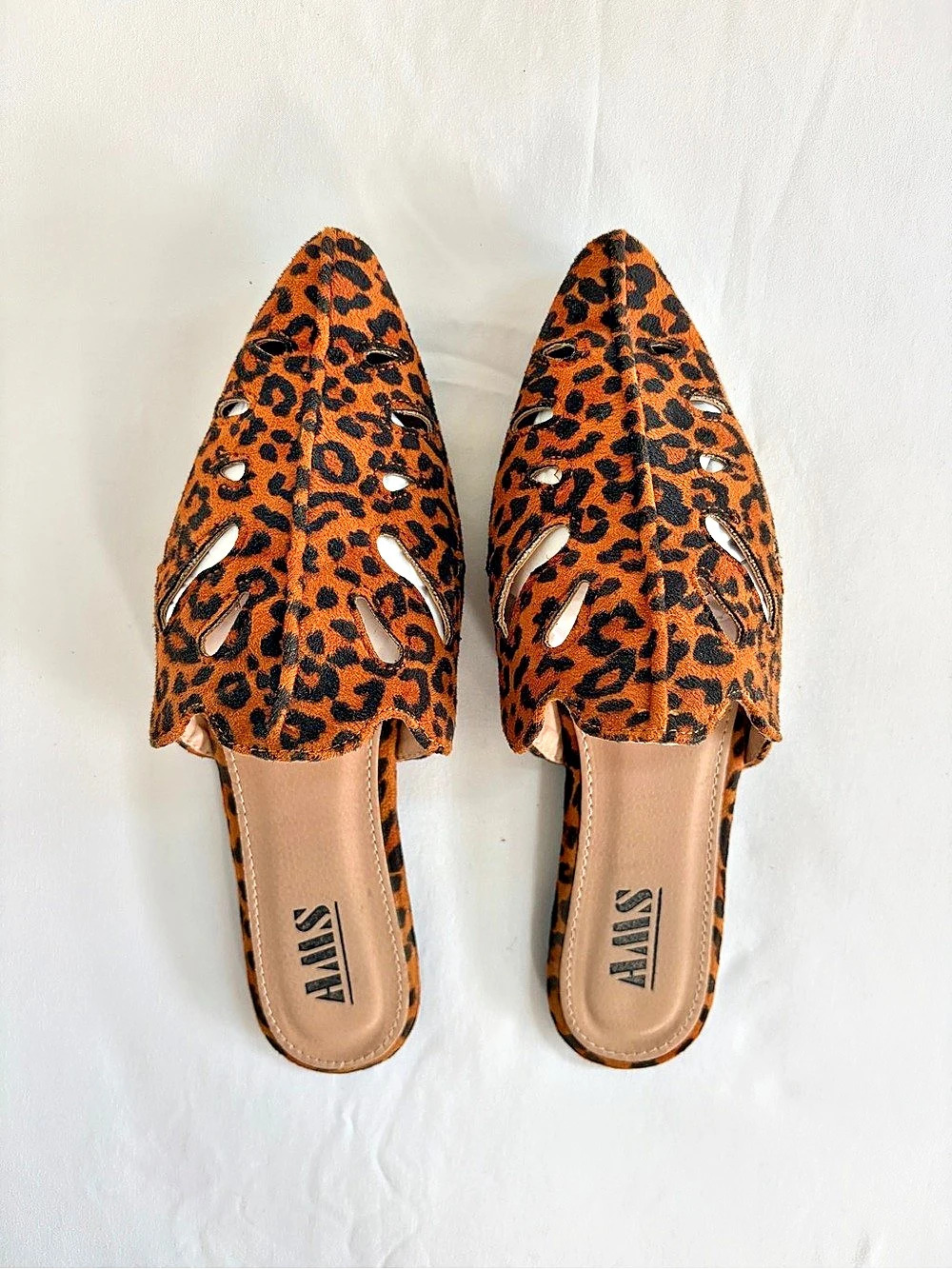AMS Isabella leopard print mules in soft faux suede. Pointed toe, leaf-shaped cu